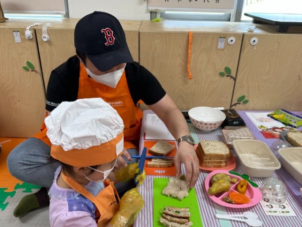 4. 용인특례시가 가족과 함께하는 신나는 봄소풍 체험 프로그램을 어린이건강식생활체험관에서 진행할 예정이다. 사진은 지난 프로그램 진행 모습..jpg