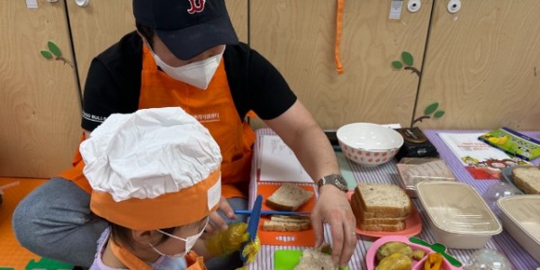 4. 용인특례시가 가족과 함께하는 신나는 봄소풍 체험 프로그램을 어린이건강식생활체험관에서 진행할 예정이다. 사진은 지난 프로그램 진행 모습..jpg