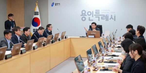 6. 이상일 용인특례시장(가운데)이 27일 시청에서 열린 상징물 디자인 정비 용역 착수보고회에서 인사말을 하고 있다..JPG