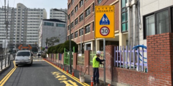 2. 용인특례시가 교통안전시행계획을 수립했다. 관계자가 교통안전 시설물을 설치하고 있다..jpg