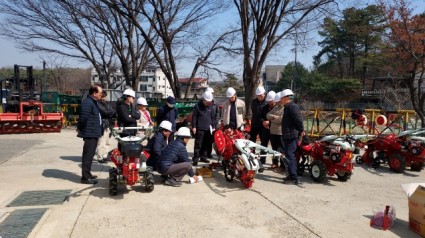 3. 용인특례시가 농기계 임대 전 농업인들에게 사용법을 알려주고 있다.jpg