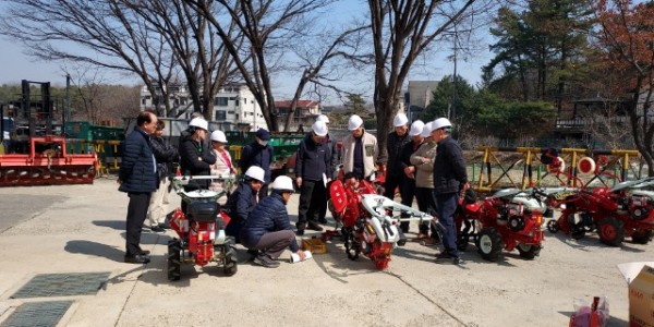 3. 용인특례시가 농기계 임대 전 농업인들에게 사용법을 알려주고 있다.jpg