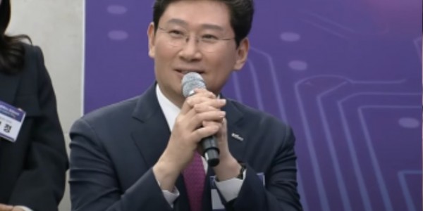 14-2. 25일 용인특례시청에서 개최된 국민과 함께하는 민생토론회에서 이상일 용인특례시장이 발언하고 있다.(사진=KTV 갈무리).jpg