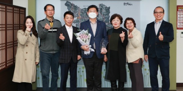 3. 이상일 용인특례시장이 지난 28일 구갈상점가 상인회로부터 감사패를 받았다..jpg