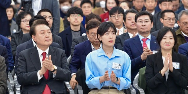 8-1. 이상일 용인특례시장이 29일 GTX-A 수서~동탄 구간 개통기념식에 참석했다. 두번째 줄 오른쪽에서 첫번째가 이상일 시장, 첫줄 왼쪽에서 첫번째는 윤석열 대통령.(경기공동사진취재단 제공).jpg