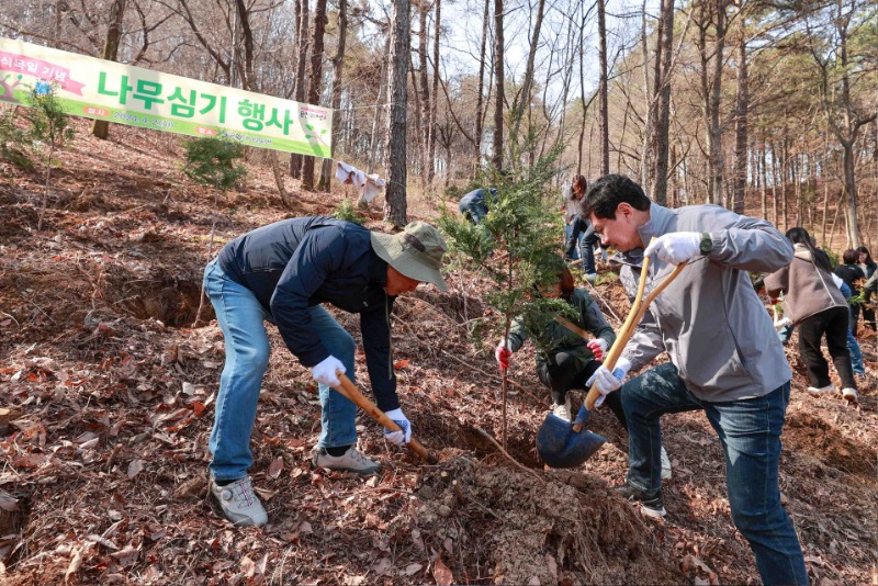 14-2. 이상일 용인특례시장이 2일 한국외대 글로벌캠퍼스 입구 주차장 인근 임도변에서 열린 나무심기 행사에서 편백나무를 심고 있다..JPG