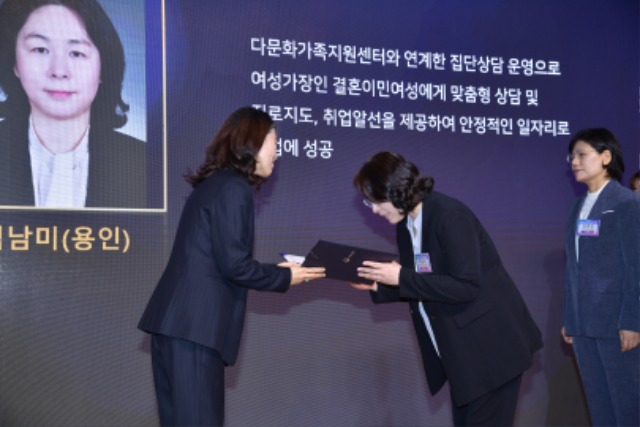 3. 백남미 용인여성새로일하기센터 상담사(오른쪽)가 지난달 28일 서울 마포중앙도서관에서 열린 제13회 여성새로일하기센터 유공 포상식에서 최우수상인 고용노동부 장관상을 받았다..jpg