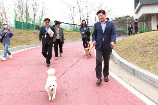 4-1. 지난 8일 용인특례시 동물보호센터에서 열린 _제5회 반려동물의 날_ 기념행사에 참석한 이상일 시장.jpg