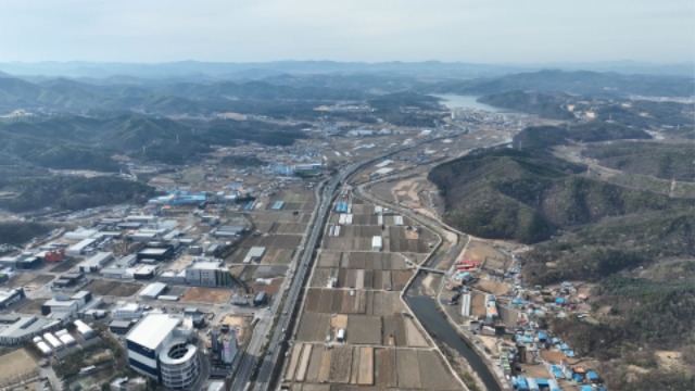 8-3. 용인 첨단 시스템 반도체 국가산단이 들어설 이동 남사읍 일대 전경. 중앙을 관통하는 도로가 국도 45호선..jpg