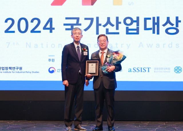 10-1. 용인특례시가 18일 산업정책연구원 주최 2024 국가산업대상에서 산업 브랜드 부분 반도체산업 선도도시로 선정됐다. 시상식에는 이상일 용인특례시장을 대신해 황준기 제2부시장이 참석했다..jpg