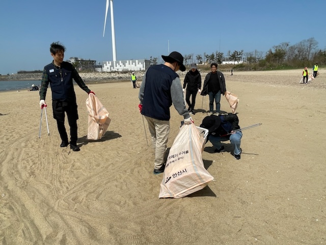 (사진자료)경기도，+깨끗한+경기바다+조성+위해+‘해안가+봄맞이+대청소’+실시++(4).jpg