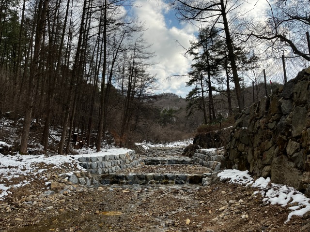 7. 산사태 예방 시설물 사례..JPG