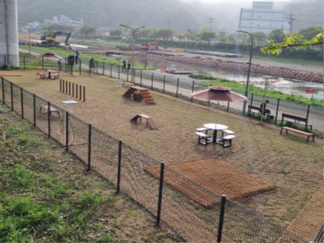 7. 용인특례시가 경안천변 반려견놀이터(사진)의 편의·안전 시설을 확충했다..jpg