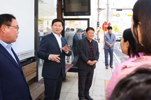 12-2. 지난 22일 이상일 용인특례시장이 성산초 관계자들과 보평역·장애인종합복지관 버스정류장을 방문해 체험학습 버스 정차 구역을 확인하고 있다..jpg