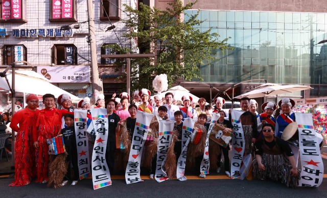 12-3. 이상일 용인특례시장이 27일 신갈오거리 거리축제에서 사자 탈놀이 공연단과 기념촬영을 하고 있다.JPG