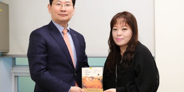 3-3. 이상일 용인특례시장(왼쪽)이 지난 12일 기흥도서관에서 열린 북콘서트에서 정여울 작가와 기념촬영을 하고 있다..jpg