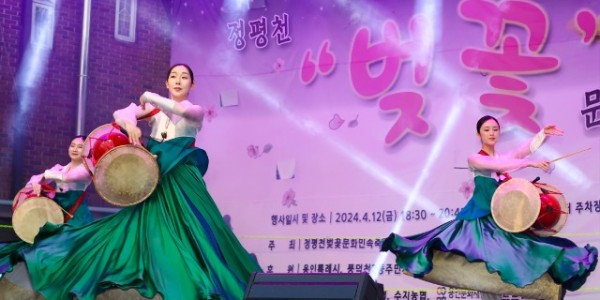 4-4. 지난 12일 풍덕천2동 행정복지센터 주차장과 정평천 일원에서 열린 정평천 벚꽃 문화민속축제에서 민속 공연이 열리고 있다..jpg