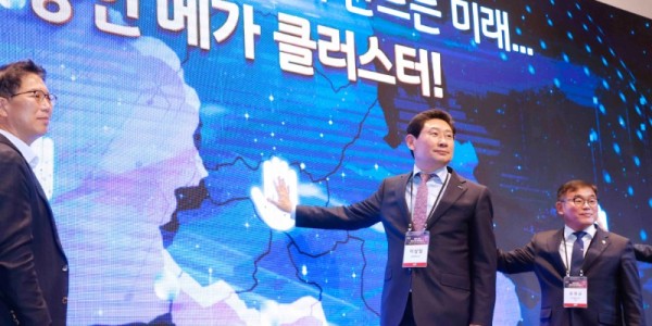 1-1. 지난해 4월 11일 열린 _용인 반도체 컨퍼런스_에 참석한 이상일 용인특례시장.jpg