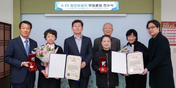 5. 지난 1일 용인특례시청 시장실에서 열린 6.25 무공훈장 전수식.jpg