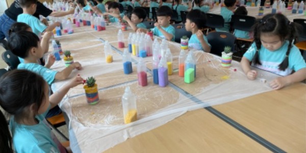 5. 용인특례시가 농촌테마파크에서 다양한 농촌활동을 체험한 단체를 모집한다. 사진은 지난해 한 어린이 체험단이 테라리움 만들기를 체험하는 모습.jpg