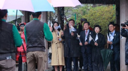 10-3. 3일 용인 에버랜드에서 열린 푸바오 환송식에서 이상일 용인특례시장과 싱하이밍 주한중국대사가 강철원 사육사로부터 소감을 듣고 있다..jpg