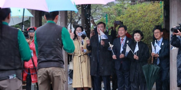 10-3. 3일 용인 에버랜드에서 열린 푸바오 환송식에서 이상일 용인특례시장과 싱하이밍 주한중국대사가 강철원 사육사로부터 소감을 듣고 있다..jpg
