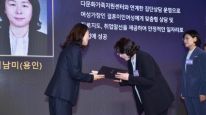 3. 백남미 용인여성새로일하기센터 상담사(오른쪽)가 지난달 28일 서울 마포중앙도서관에서 열린 제13회 여성새로일하기센터 유공 포상식에서 최우수상인 고용노동부 장관상을 받았다..jpg