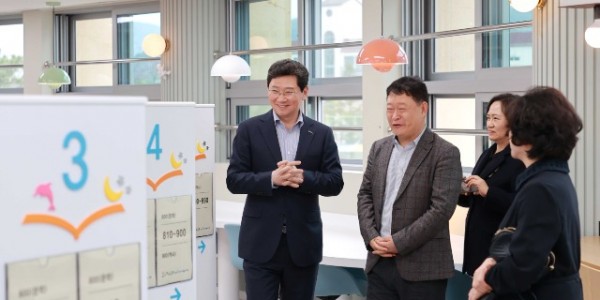 10-2. 이상일 용인특례시장이 성산초 작은도서관 내부를 둘러보고 있다..JPG