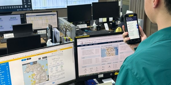 9. 용인특례시가 재난 시 신속한 대처를 위해 재난안전통신망을 읍면동에 보급했다. 사진은 시 관계자가 재난안전단말기로 유관기관과 모의 교신을 하는 모습.jpg