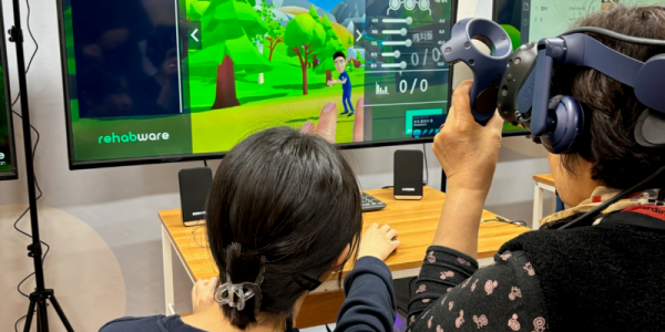 3-2. 용인특례시 처인노인복지관에 설치된 가상현실 기기.png