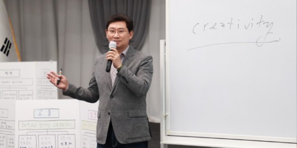 1-1. 6일 용인특례시청 컨벤션홀에서 열린 _2040년 용인도시기본계획_ 수립을 위한 시민계획단의 토론회에 참석한 이상일 용인특례시장.JPG