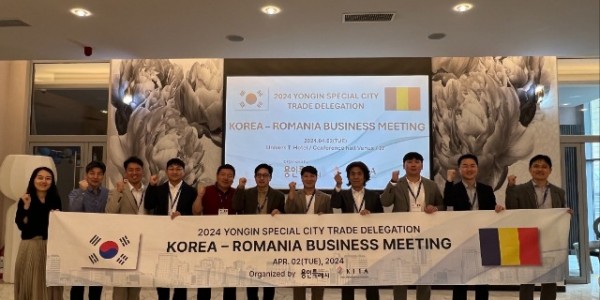 1-1. 용인특례시 동유럽 시장개척단 참가자들이 지난 2일 루마니아 행사장에서 기념촬영을 하고 있다..jpg