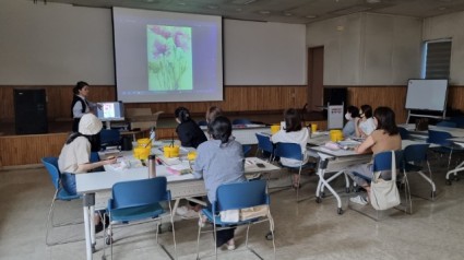 2. 포곡도서관이 문화예술 동아리 활동 지원 사업에 선정돼 참여할 시민을 모집한다. 사진은 동아리 활동 진행 모습..jpg