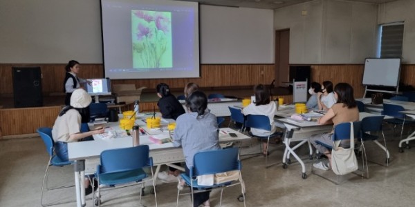 2. 포곡도서관이 문화예술 동아리 활동 지원 사업에 선정돼 참여할 시민을 모집한다. 사진은 동아리 활동 진행 모습..jpg
