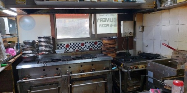 3. 용인특례시가 음식점 주방 정리수납 컨설팅 지원 사업에 참여할 업소를 모집한다. 사진은 주방 환경 개선이 필요한 한 음식점의 주방 모습..jpg