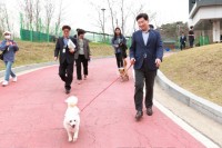 4-1. 지난 8일 용인특례시 동물보호센터에서 열린 _제5회 반려동물의 날_ 기념행사에 참석한 이상일 시장.jpg