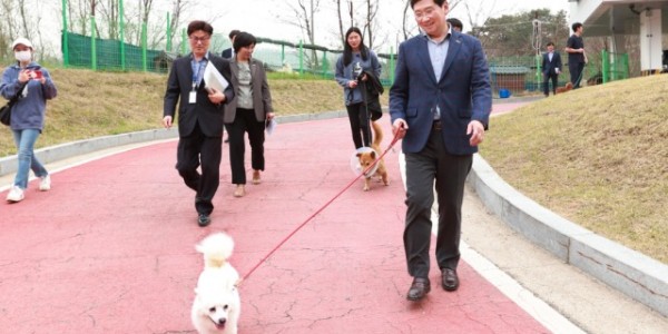 4-1. 지난 8일 용인특례시 동물보호센터에서 열린 _제5회 반려동물의 날_ 기념행사에 참석한 이상일 시장.jpg