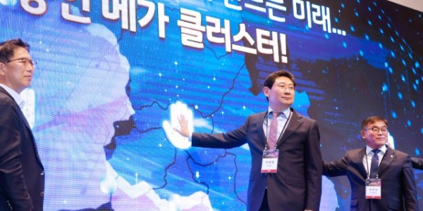 9-1. 지난해 4월 11일 열린 용인 반도체 컨퍼런스에 참석한 이상일 용인특례시장.jpg