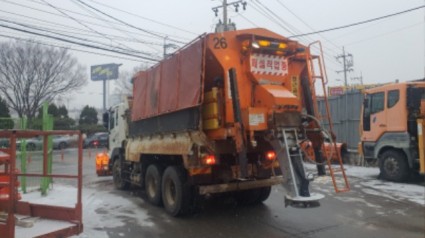 3-1. 용인특례시가 지난겨울 블랙아이스에 대비해 제설제를 사전 살포하고 있다.jpg