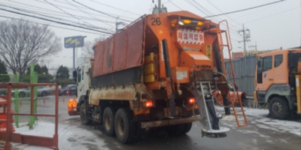 3-1. 용인특례시가 지난겨울 블랙아이스에 대비해 제설제를 사전 살포하고 있다.jpg
