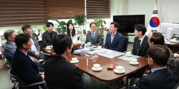 2-1. 지난 11일 용인특례시청 시장실에서 이상일 시장과 (재)서원재단, (주)마노, 효자병원 관계자들이 취약계층을 돕기 위한 방안을 논의하고 있다..jpg