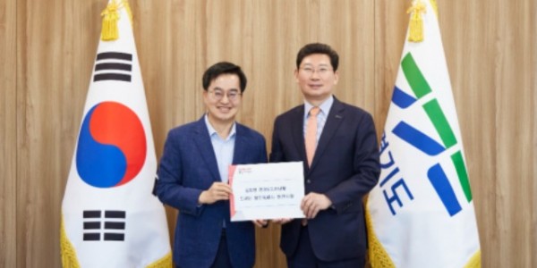 8. 이상일 용인특례시장이 12일 김동연 경기도지사를 만나 시의 현안을 해결하기 위한 지원을 요청하고 관련 자료를 전달했다..jpg