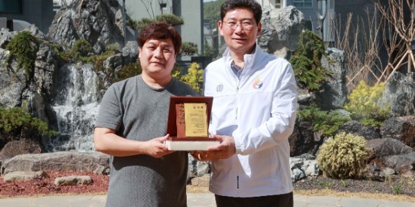 2-1. 이상일 용인특례시장(오른쪽)이 지난 13일 드마크 데시앙 입주예정자협의회로부터 감사패를 받았다..JPG