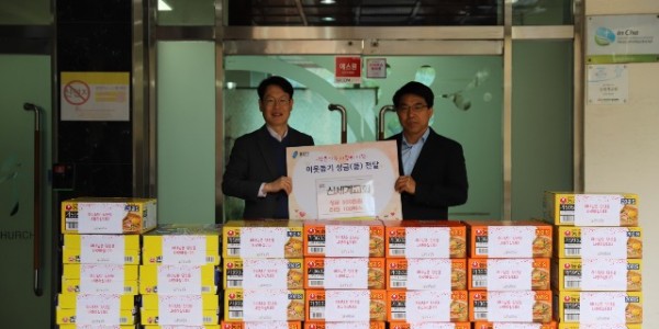 6-1. 신세계교회에서 지난 12일 구갈동 행정복지센터에 성금 500만원과 라면 100상자를 기탁했다..jpg