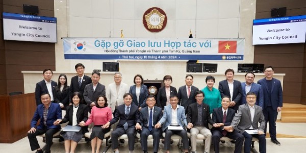 20240415 용인특례시의회, 베트남 꽝남성 땀끼시 방문단과 간담회(1).jpg