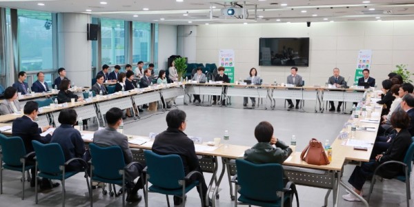 8-1. 지난 15일 용인특례시청 비전홀에서 열린 처인구 초등학교 교장 간담회 현장 모습.JPG