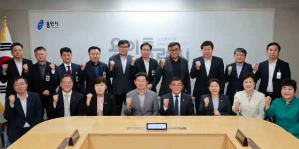 9-2. 이상일 용인특례시장이 15일 용인시의회 의장단과의 소통회의를 진행한 뒤 참가자들과 기념촬영을 하고 있다.JPG