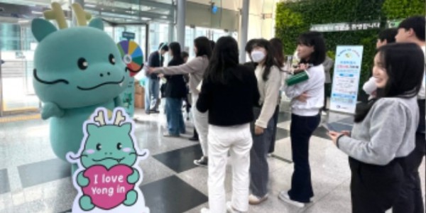 4-1. 용인특례시가 17일 수원시청 로비에서 고향사랑기부제 홍보 부스를 운영했다.jpg