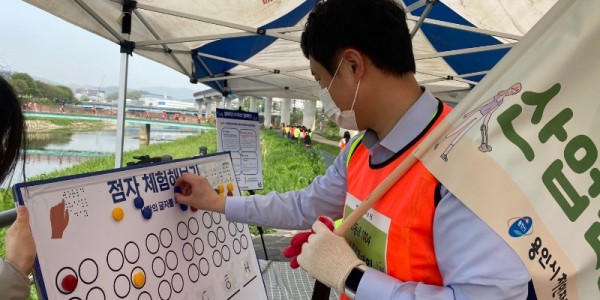 (사진자료2) 진흥원 직원이 장애인식체험부스에서 점자체험을 하고 있다..jpg