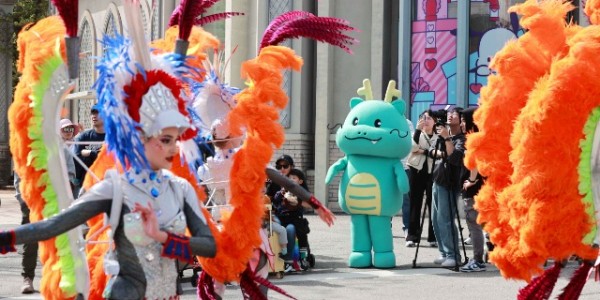 8-2. 용인특례시 공식 캐릭터인 조아용이 4월20일부터 5월11일까지 에버랜드 카니발 퍼레이드 주인공으로 등장한다.jpg